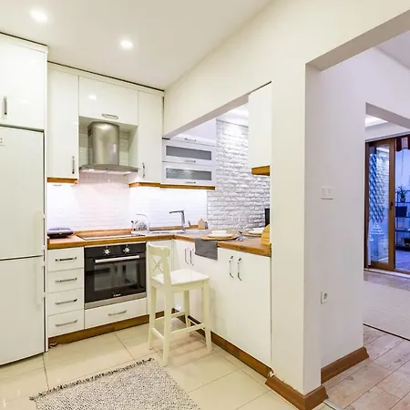 Missafir Exquisite Flat With Backyard And Excellent Location Near Trendy Attractions In Nisantasi, Sisli Istanbul