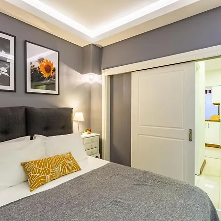 Missafir Exquisite Flat With Backyard And Excellent Location Near Trendy Attractions In Nisantasi, Sisli Apartment *