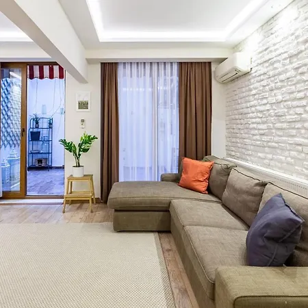 Missafir Exquisite Flat With Backyard And Excellent Location Near Trendy Attractions In Nisantasi, Sisli *